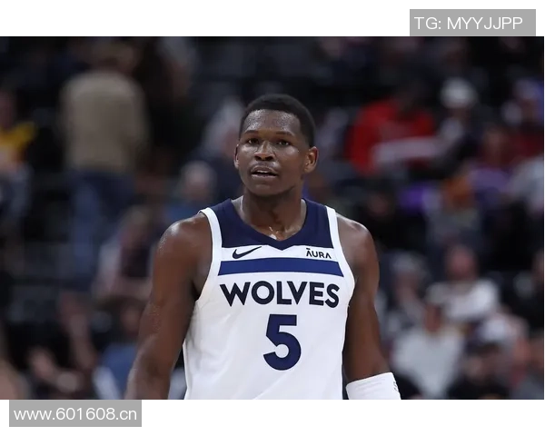 爱德华兹表现稳定半场10投5中贡献12分2篮板罚球命中率待提高