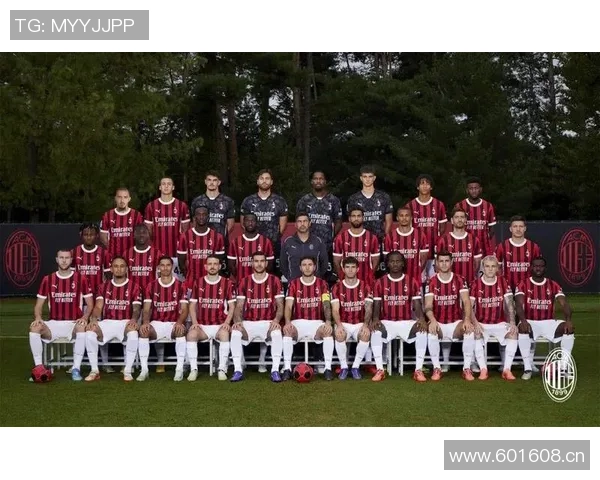 拜仁慕尼黑25-26赛季全家福展现新援风采与德超杯沙拉盘荣耀 拜仁慕尼黑25-26赛季全家福展现新援风采与德超杯沙拉盘荣耀